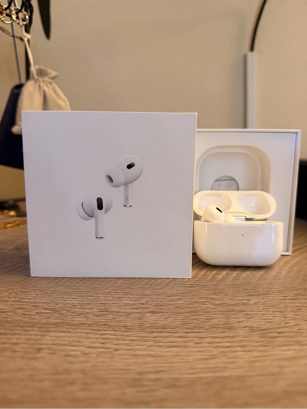LEFT EARBUD ONLY Authentic Apple AirPod Pros 2 w/ charging case and wire